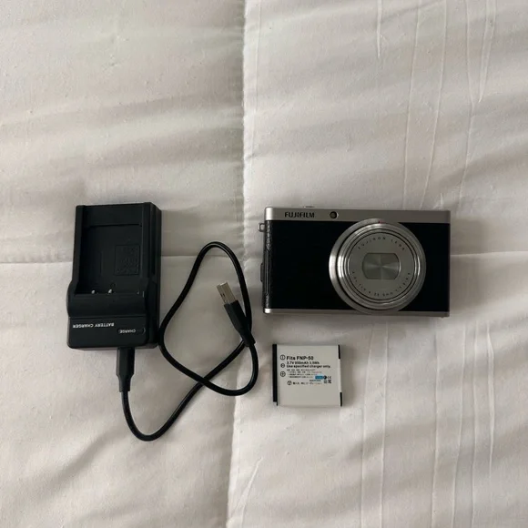 Fujifilm Silver and Black Compact Digital Camera - Picture 10 of 10